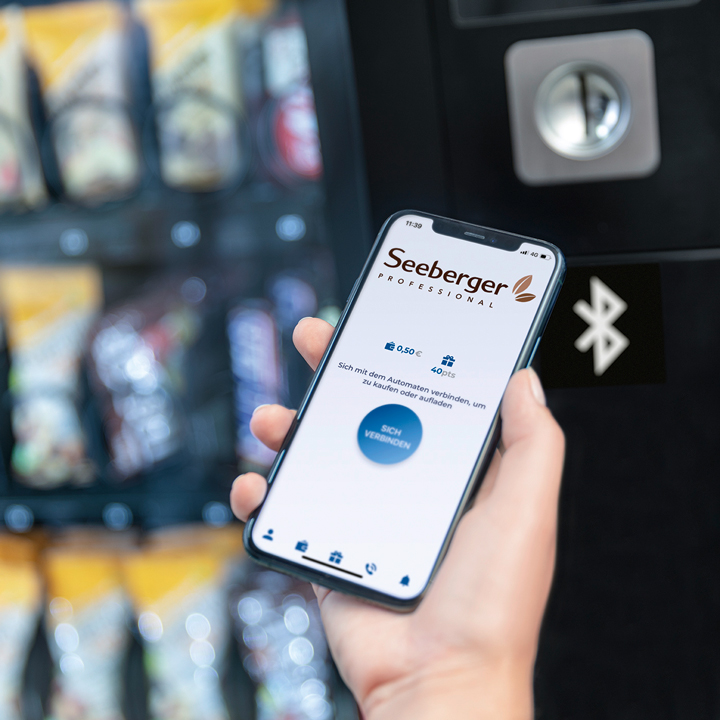 Person bezahlt mit Seeberger Professional App am Vendingautomat ihren Seeberger Snack